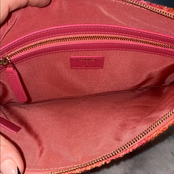Authentic NEW CHANEL 19 Large Quilted Tweed O-Case in Coral/Pink - Picture 7 of 8